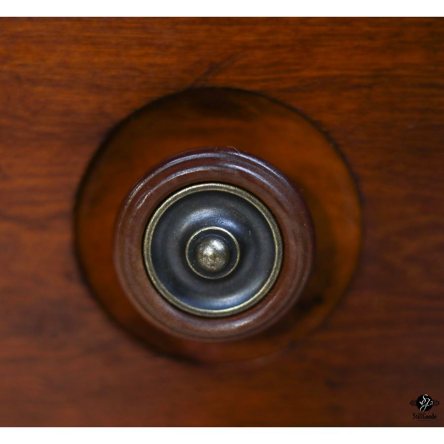 Universal Armoire