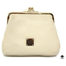  Dooney & Bourke Pouch
