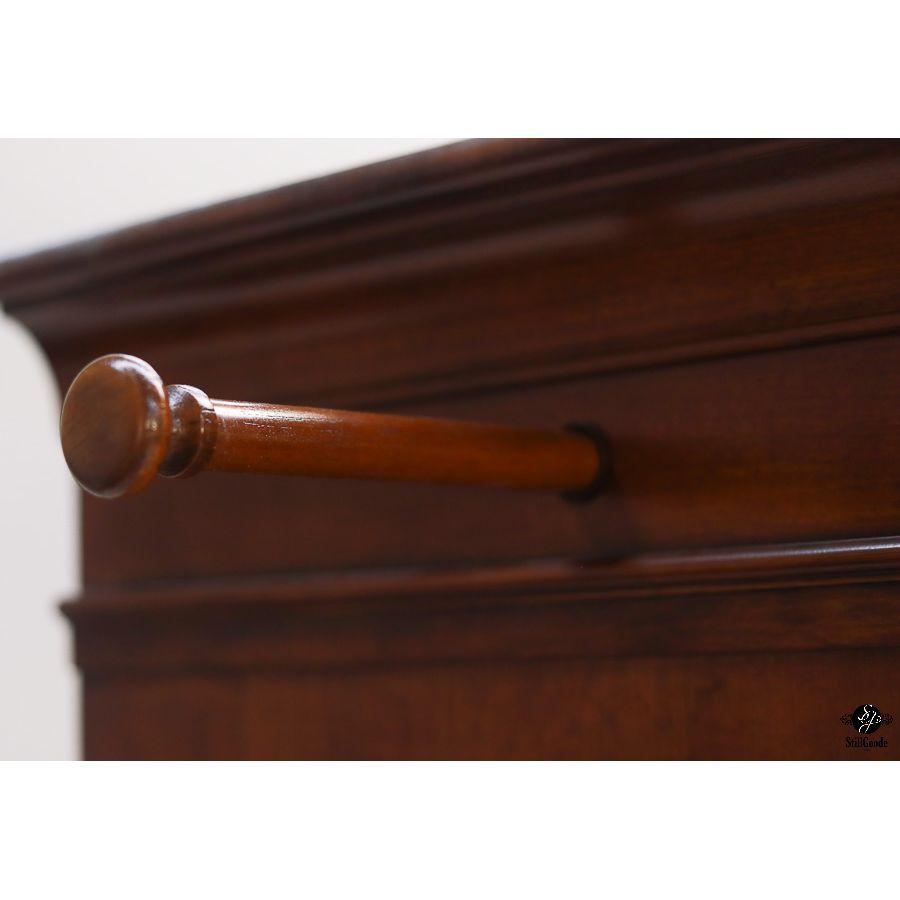 Universal Armoire