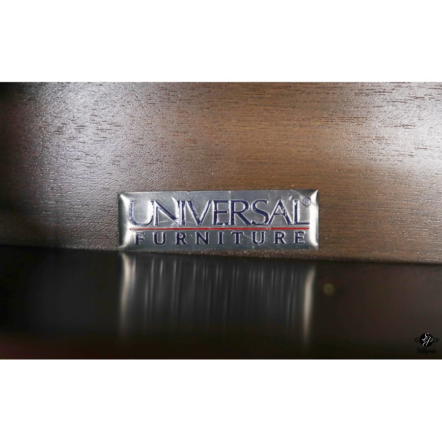 Universal Armoire